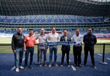 Javier Díaz, alcalde electo de Coahuila (C), visitó el estadio BBVA de Monterrey.