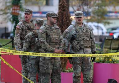Guardia Nacional de EU vigilan cerca de la Casa Blanca luego de un tiroteo, en Washington. Dos agentes de la GN fueron asesinados en un tiroteo, en el que fue arrestada una persona que se encuentra en estado crítico.