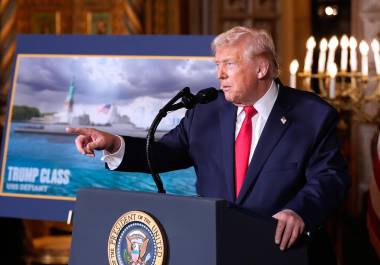 El presidente Donald Trump en su club Mar-a-Lago en Palm Beach, Florida en donde anunció un nuevo buque de guerra de gran tamaño que él llama un “acorazado”.
