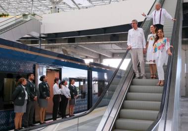 El presidente Andrés Manuel López Obrador y su sucesora, Claudia Sheinbaum, junto a gobernadores y funcionarios, inauguraron el Tren P’atal y el Hotel Tren Maya.