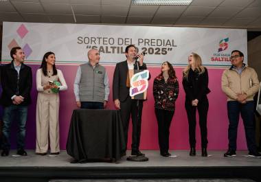 El sorteo de incentivos por el pago del predial en Saltillo entregó un millón de pesos en premios a contribuyentes cumplidos, en un evento encabezado por el alcalde Javier Díaz González.