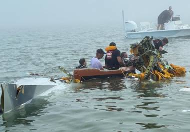 En esta imagen proporcionada por Sky Decker Jr., autoridades y voluntarios acuden en ayuda tras el choque de un avión de la Marina mexicana cerca de Galveston, Texas, el lunes 22 de diciembre de 2025.