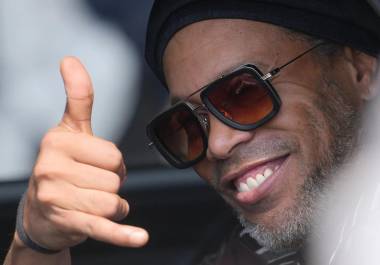 Ronaldinho fue recibido en Italia antes de ser presentado ante los aficionados del Ravenna, club de la Serie C.