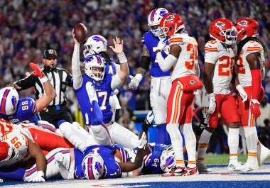 Josh Allen consiguió dos touchdowns por tierra y uno por aire en la victoria ante los Chiefs.