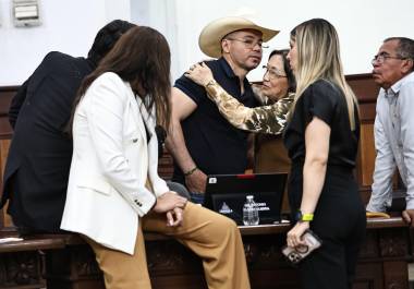 Familiares y simpatizantes permanecieron junto a Antonio Flores durante la jornada que concluyó con la suspensión de la sesión.