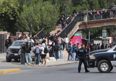 Mientras el contingente estudiantil toman las calles, elementos de la Policía Municipal hace acto de presencia para resguardar el orden y vigilar el desarrollo de la huelga.