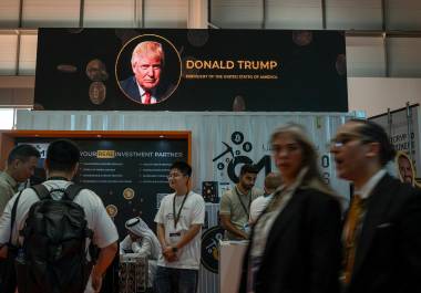 Una imagen de Donald Trump desplegada sobre un stand en la conferencia Bitcoin MENA 2024 en Abu Dabi, el 9 de diciembre de 2024. Trump planea de crear una reserva nacional de criptomonedas.