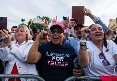 Una partidaria lleva una camiseta “Latinos por Trump” en el mitin del ex presidente Donald Trump en Crotona Park en el sur del Bronx.