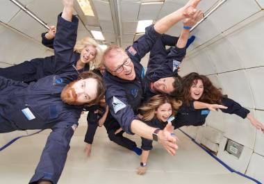 Unas personas mientras disfrutan un momento de gravedad cero a bordo del avión G-Force One. EFE/Al Powers/Zero Gravity Corporation