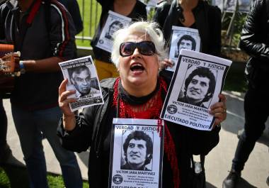 Miembros de la Comisión Funa gritan consignas frente a la casa de Edwin Dimter Bianchi, acusado y juzgado por el asesinato del cantautor chileno Víctor Jara, en Santiago de Chile, el 22 de abril de 2017.