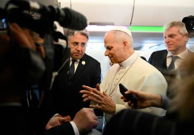 A pesar de las críticas del gobierno de Trump, el papa León XIV mantiene su firme oposición a la guerra en Irán, declarando que no teme las represalias políticas mientras continúa su gira por cuatro países africanos.