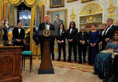 Donald Trump da un discurso al entregar a Sylvester Stallone, George Strait, KISS, Gloria Gaynor y Michael Crawford sus medallas del Kennedy Center Honors en la Oficina Oval de la Casa Blanca en Washington.