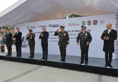 Durante el acto protocolario, el general Adame Cabrera fue acompañado por el gobernador, alcaldes y autoridades militares de la región sureste de Coahuila.