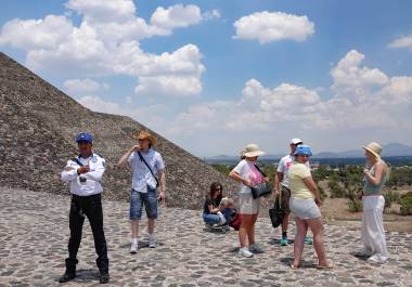 El ataque armado, que dejó a dos muertos (entre ellos el atacante y una turista canadiense) y 13 heridos, ocurrió sobre la Pirámide de la Luna cuando Jasso abrió fuego contra un grupo de visitantes. FOTO: Cuartoscuro