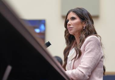 La secretaria de Seguridad Nacional, Kristi Noem, testifica durante una audiencia de supervisión del Departamento de Seguridad Nacional ante el Comité Judicial de la Cámara de Representantes en el Capitolio