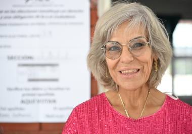 Doña Dora Elvia Alemán recorrió varias casillas antes de localizar la sección donde podía emitir su voto.