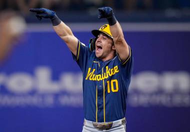Milwaukee conectó 16 imparables y anotó ocho carreras en la quinta entrada para encaminarse a la victoria en el tercer juego.