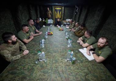 El presidente ucraniano Volodímir Zelenski. en el centro, sostiene una reunión con militares cerca de la ciudad fronteriza de Pokrovsk, región de Donetsk, Ucrania.