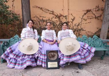 Con una historia llena de sacrificios y logros, la escaramuza ha trascendido generaciones, formando no solo campeonas, sino también una escuela de vida que sigue transmitiendo el amor por la charrería.