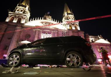 Fotografía de una camioneta con la que fueron atropelladas varias personas, este sábado en Guadalajara.