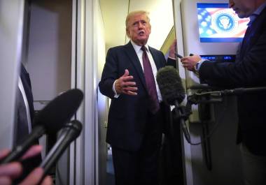 El presidente Donald Trump habla con los periodistas a bordo del Air Force One, el domingo 15 de marzo de 2026, en ruta desde West Palm Beach, Florida, a la Base Conjunta Andrews, Maryland.