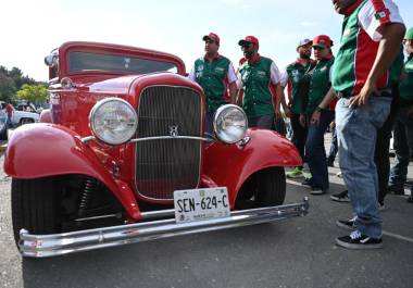 El alcalde Javier Díaz González recorrió la Expo Clásicos 2026, donde se exhibieron más de 800 vehículos clásicos en el Parque Las Maravillas.