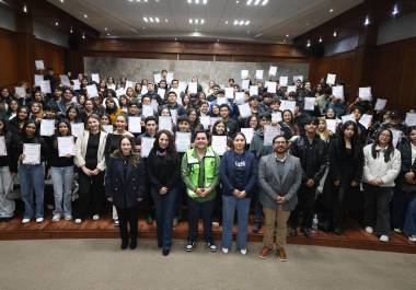Un total de 120 alumnas y alumnos de diversas instituciones educativas recibieron reconocimiento por su labor en programas municipales.