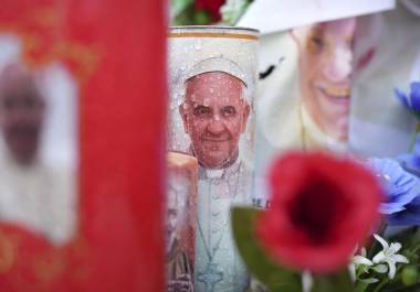 Velas y flores para el papa, en el exterior del hospital Agostino Gemelli de Roma, el 25 de febrero de 2025, donde Francisco está hospitalizado desde el 14 de febrero.