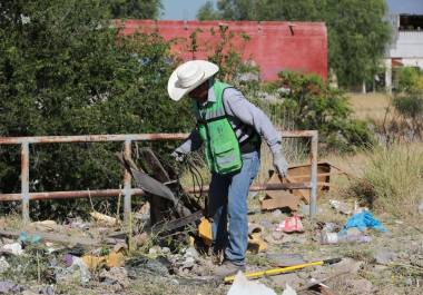 Cuadrillas municipales realizaron trabajos de limpieza en el arroyo Pericos, al oriente de Saltillo.