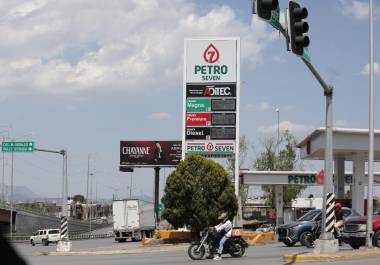 En estaciones cercanas a la central de autobuses, los tableros de precios permanecen apagados; sin embargo, al cargar combustible, el display de la bomba revela el costo real del litro.