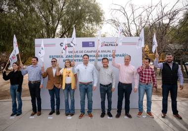 El alcalde de Saltillo, Javier Díaz González (c), dio el banderazo a la Campaña Anual de Esterilización, reafirmando el compromiso municipal con el bienestar de los animales de compañía.