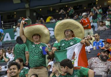 Hinchas mexicanos de distintos estados del país llegaron al estadio con jerseys de la Selección Mexicana y de clubes de la Liga MX.