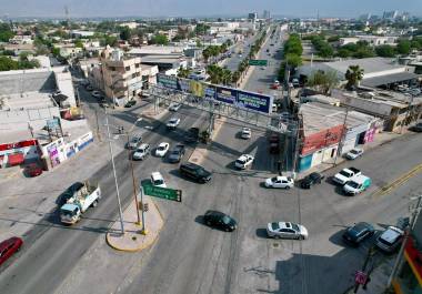 Los conductores que giran hacia la derecha desde José Sarmiento se ven obligados a frenar repentinamente debido a la invasión de carril.