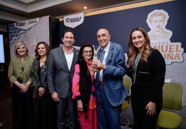 El alcalde Javier Díaz González encabezó la ceremonia en la que se reconoció el legado cultural del creador saltillense.