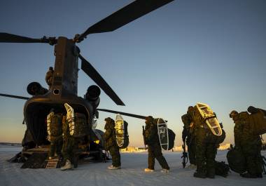 Soldados canadienses equipados con raquetas de nieve suben a un helicóptero Chinook durante el ejercicio Operación Nanook-Nunalivut en los Territorios del Noroeste.