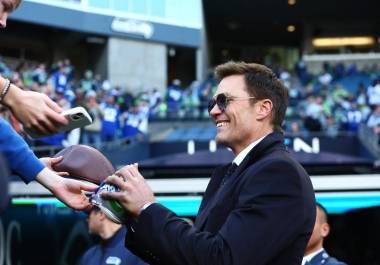 Tom Brady, seis veces campeón con los Patriots, sorprendió al declarar que no apoyará a Nueva Inglaterra en el Super Bowl LX frente a los Seahawks.