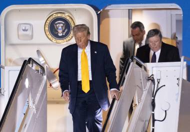 El presidente Donald Trump, seguido por el padre de la primera dama Melania Trump, Viktor Knavs, a la derecha, desembarcan del Air Force One a su llegada al Aeropuerto Internacional de Palm Beach, en West Palm Beach, Florida. FOTO: