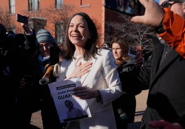 La líder opositora venezolana María Corina Machado saluda a sus simpatizantes en la Avenida Pensilvania, cerca de la Casa Blanca, tras reunirse con el presidente Donald Trump. FOTO: AP.