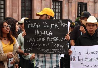 Aproximadamente 40 alumnos de la UAAAN se manifestaron en el centro histórico para exigir el regreso a las clases presenciales, interrumpidas debido a una huelga en la institución.