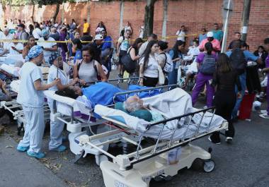 Los pacientes son evacuados de un hospital tras el terremoto que azotó Cali. Se estima que hay más personas del área de cuidados intensivos bajo los escombros.