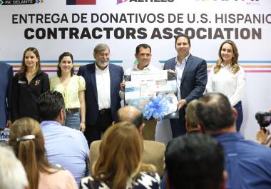 Javier Díaz González y Luly López Naranjo, durante la entrega simbólica de las donaciones, acompañados por representantes de diversas organizaciones locales y estatales.