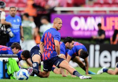 Chicharito Hernández podría volver a la alineación de las Chivas para el encuentro ante los Pumas.