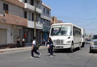 Usuarios de transporte público en Saltillo reportan esperas de hasta una hora debido a la falta de unidades disponibles.