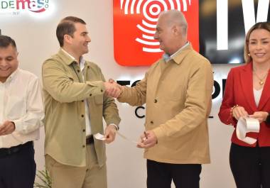 Diego Canalas, (izq), estuvo durante la apertura de Torreón TV.