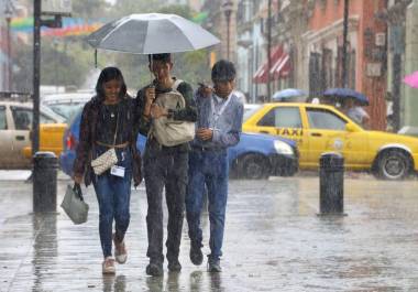 El Frente Frío número 7, se desplazará sobre el noroeste y gradualmente sobre el norte del país, asociado a una Vaguada Polar extendida sobre el noroeste de México y la corriente en chorro polar, propiciarán lluvias.