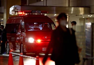 “La presencia policial en el lugar donde ocurrió el apuñalamiento en Tokio!, informó la agencia de noticias internacional AP.