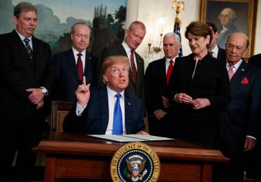 El presidente Donald Trump habla antes de firmar un memorando presidencial que impone aranceles y restricciones a la inversión en China en la Sala de Recepción Diplomática de la Casa Blanca en Washington.