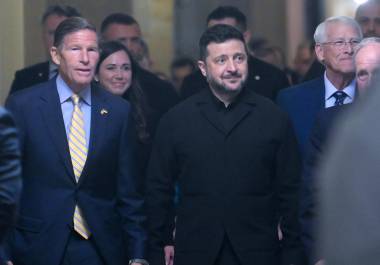 El presidente de Ucrania, Volodymyr Zelenskyy, , a su llegada al Capitolio de Estados Unidos para una reunión bipartidista de la Ley de Sanciones a Rusia e irán Lindsey O. Graham.
