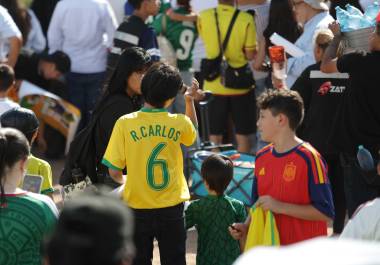Familias acudieron al FutFest para convivir y seguir las actividades organizadas en torno a la Copa del Mundo.
