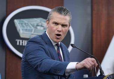 El secretario de Defensa de Estados Unidos Pete Hegseth da una conferencia de prensa en el Pentágono en Washington.